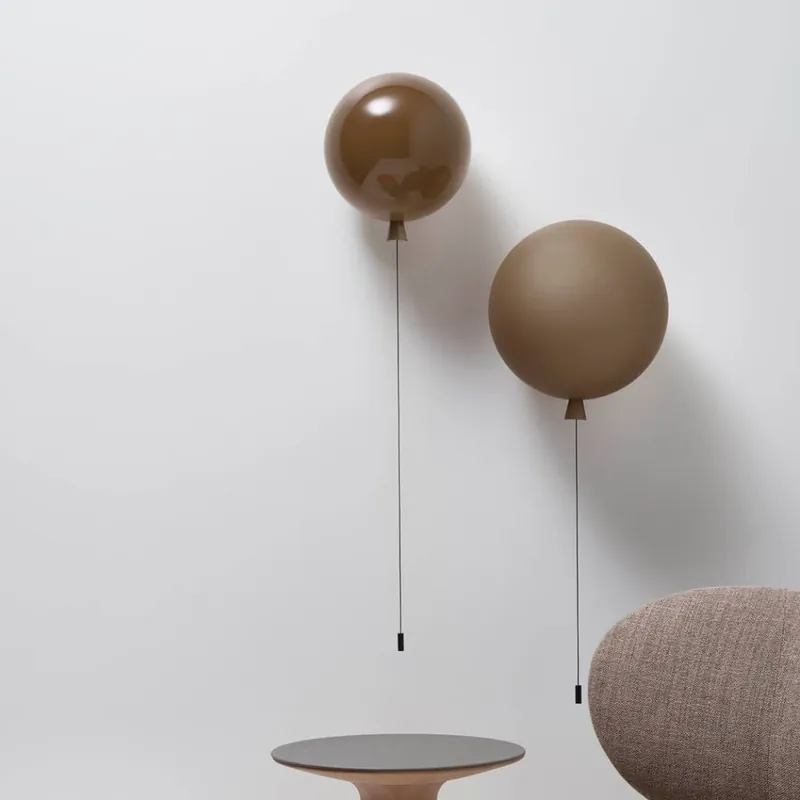 Brokis Memory, nástěnný svítící balonek z hnědého matného skla, černý spínač 1x15W E27, prům. 25cm Must-Have